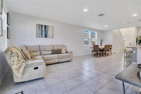 House in Davenport, Florida 4 bedrooms, 201.32 sq.m. № 1918178 - photo 10