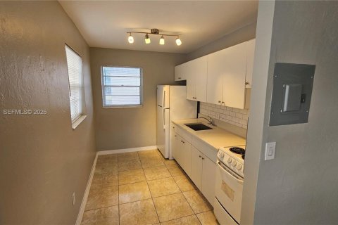 Villa ou maison à louer à Hollywood, Floride: 1 chambre, 46.45 m2 № 2023961 - photo 4