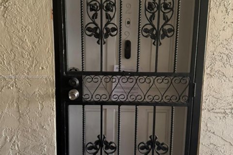 Condominio en alquiler en Hialeah, Florida, 2 dormitorios, 76.18 m2 № 1993810 - foto 4