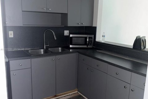 Condominio en alquiler en Hialeah, Florida, 2 dormitorios, 76.18 m2 № 1993810 - foto 7