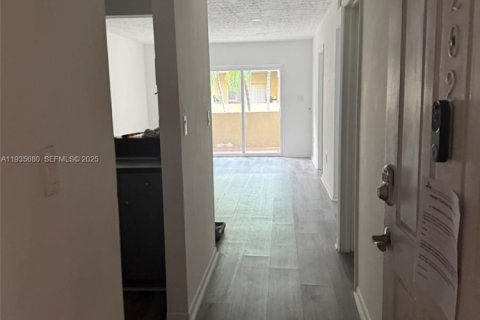 Condominio en alquiler en Hialeah, Florida, 2 dormitorios, 76.18 m2 № 1993810 - foto 5