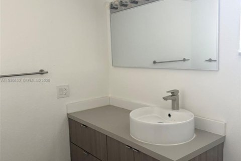 Condominio en alquiler en Hialeah, Florida, 2 dormitorios, 76.18 m2 № 1993810 - foto 16