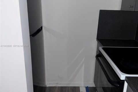 Condominio en alquiler en Hialeah, Florida, 2 dormitorios, 76.18 m2 № 1993810 - foto 8