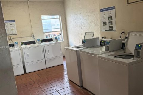 Condominio en alquiler en Hialeah, Florida, 2 dormitorios, 76.18 m2 № 1993810 - foto 24