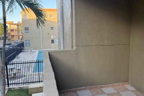 Condominio en alquiler en Hialeah, Florida, 2 dormitorios, 76.18 m2 № 1993810 - foto 2