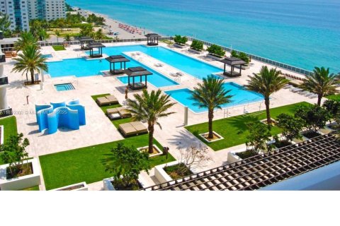 Condo in Hallandale Beach, Florida, 3 bedrooms  № 1780125 - photo 17
