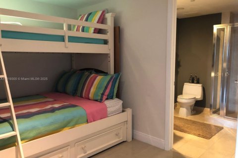 Condo in Hallandale Beach, Florida, 3 bedrooms  № 1780125 - photo 16