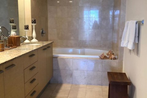 Condo in Hallandale Beach, Florida, 3 bedrooms  № 1780125 - photo 10