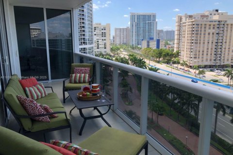 Condo in Hallandale Beach, Florida, 3 bedrooms  № 1780125 - photo 15