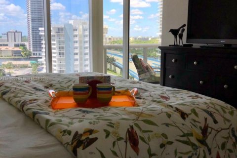 Condo in Hallandale Beach, Florida, 3 bedrooms  № 1780125 - photo 8