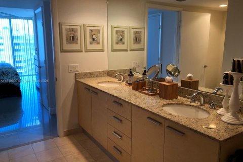 Condo in Hallandale Beach, Florida, 3 bedrooms  № 1780125 - photo 12