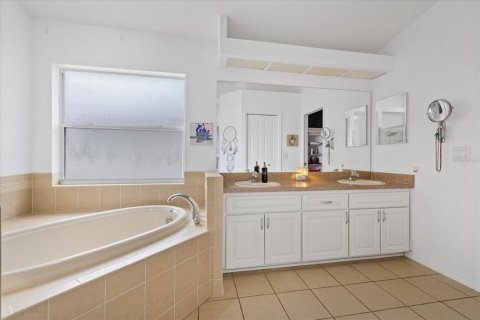 Villa ou maison à vendre à New Port Richey, Floride: 4 chambres, 159.7 m2 № 2215774 - photo 25