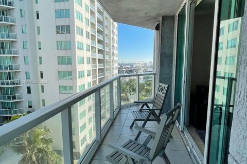Condo in Miami, Florida, 2 bedrooms  № 1994092 - photo 13