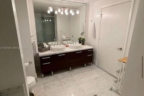 Condo in Miami, Florida, 2 bedrooms  № 1994092 - photo 9