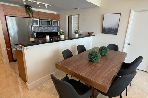 Condo in Miami, Florida, 2 bedrooms  № 1994092 - photo 3