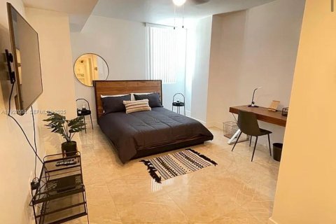 Condo in Miami, Florida, 2 bedrooms  № 1994092 - photo 5