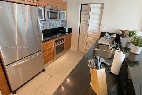 Condo in Miami, Florida, 2 bedrooms  № 1994092 - photo 11