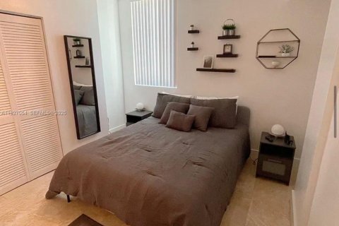 Condo in Miami, Florida, 2 bedrooms  № 1994092 - photo 7