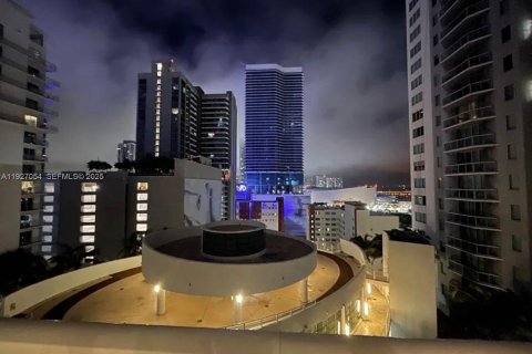 Condo in Miami, Florida, 2 bedrooms  № 1994092 - photo 16