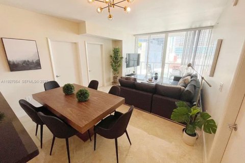 Condo in Miami, Florida, 2 bedrooms  № 1994092 - photo 2