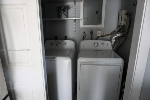 Casa en venta en Hollywood, Florida, 3 dormitorios, 115.2 m2 № 1727034 - foto 23