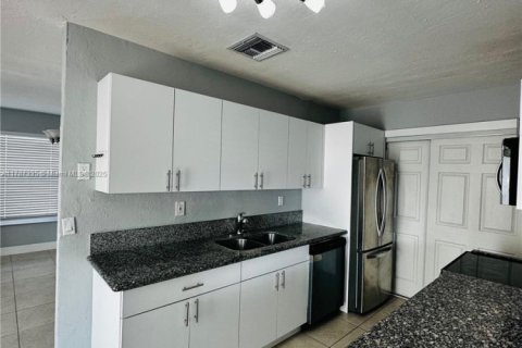 Casa en venta en Hollywood, Florida, 3 dormitorios, 115.2 m2 № 1727034 - foto 16