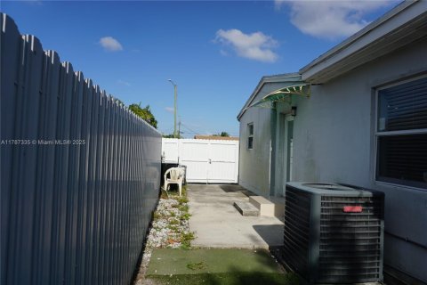 Casa en venta en Hollywood, Florida, 3 dormitorios, 115.2 m2 № 1727034 - foto 25