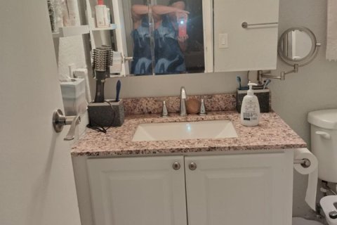 Condo in Hallandale Beach, Florida, 1 bedroom  № 2174301 - photo 9