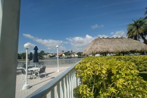 Condo in Hallandale Beach, Florida, 1 bedroom  № 2174301 - photo 10