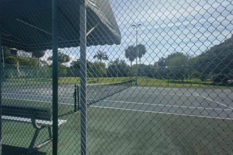 Condo in Hallandale Beach, Florida, 1 bedroom  № 2174301 - photo 11