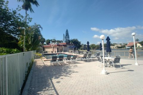 Condo in Hallandale Beach, Florida, 1 bedroom  № 2174301 - photo 12