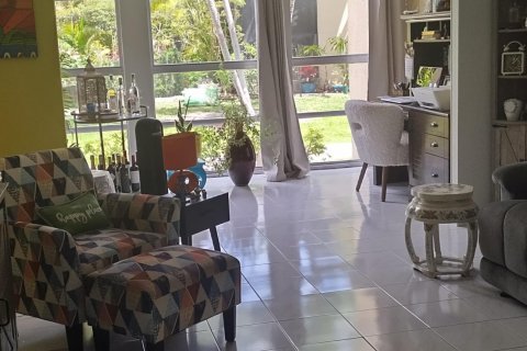 Condo in Hallandale Beach, Florida, 1 bedroom  № 2174301 - photo 2