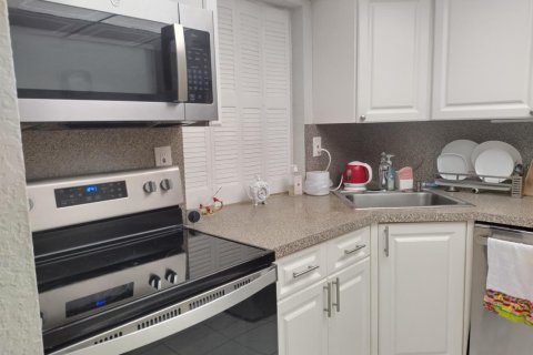 Condo in Hallandale Beach, Florida, 1 bedroom  № 2174301 - photo 4