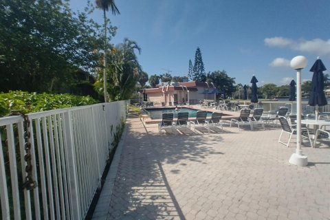 Condo in Hallandale Beach, Florida, 1 bedroom  № 2174301 - photo 13
