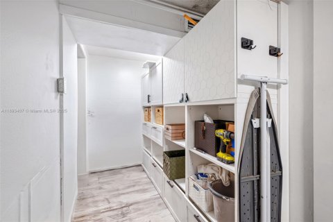 House in Weston, Florida 4 bedrooms, 231.05 sq.m. № 1966090 - photo 17