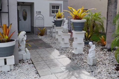 House in Sunrise, Florida 3 bedrooms, 209.68 sq.m. № 1758528 - photo 3
