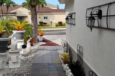 House in Sunrise, Florida 3 bedrooms, 209.68 sq.m. № 1758528 - photo 5