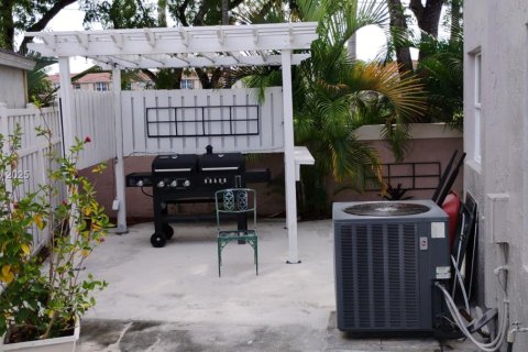 House in Sunrise, Florida 3 bedrooms, 209.68 sq.m. № 1758528 - photo 19