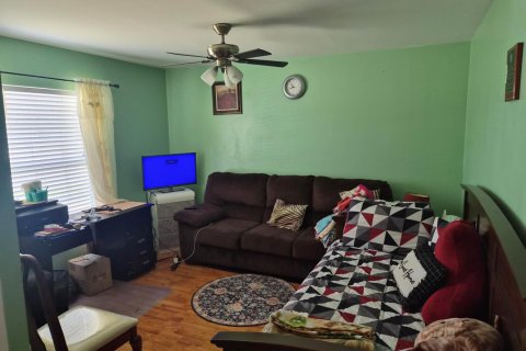 House in Palm Bay, Florida 4 bedrooms, 150.59 sq.m. № 2088014 - photo 18