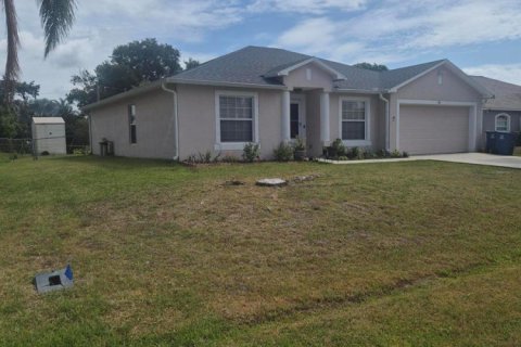 House in Palm Bay, Florida 4 bedrooms, 150.59 sq.m. № 2088014