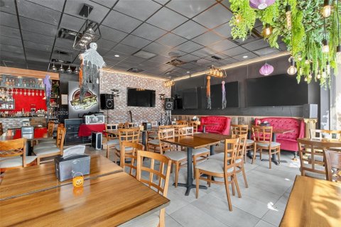 Propiedad comercial en venta en Miami Beach, Florida № 1945412 - foto 1
