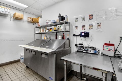 Propiedad comercial en venta en Miami Beach, Florida № 1945412 - foto 14