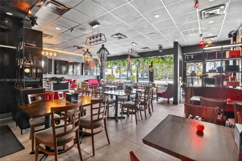 Propiedad comercial en venta en Miami Beach, Florida № 1945412 - foto 2