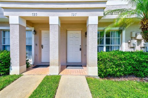 Townhouse in Brandon, Florida 2 bedrooms, 138.98 sq.m. № 1765688 - photo 1