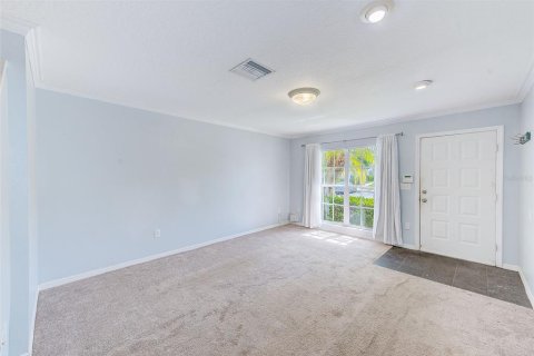 Townhouse in Brandon, Florida 2 bedrooms, 138.98 sq.m. № 1765688 - photo 4