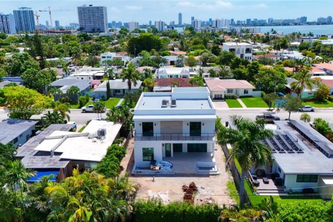 Villa ou maison à vendre à North Bay Village, Floride: 5 chambres, 410.63 m2 № 2355218 - photo 5
