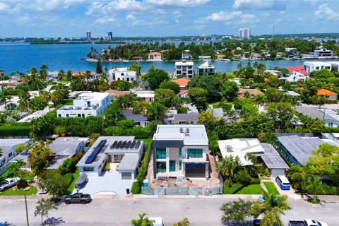 Villa ou maison à vendre à North Bay Village, Floride: 5 chambres, 410.63 m2 № 2355218 - photo 4