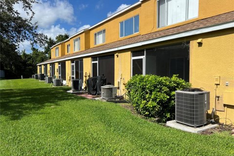 Townhouse in Wesley Chapel, Florida 2 bedrooms, 110 sq.m. № 1832868 - photo 13