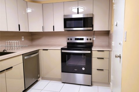 Copropriété à louer à Surfside, Floride: 1 chambre, 87.33 m2 № 1809062 - photo 5