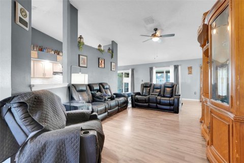 Villa ou maison à vendre à Kissimmee, Floride: 4 chambres, 175.59 m2 № 2145562 - photo 11
